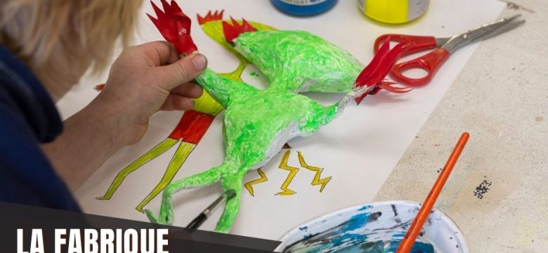Enfant réalisant un avatar e npapier mâché